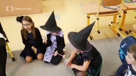 Žáci 1.A Ve Vsetíně na Sychrově se učily v kostýmech hallouween.