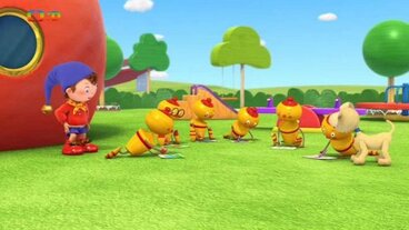 28/52 Módní přehlídka papírových panenek.