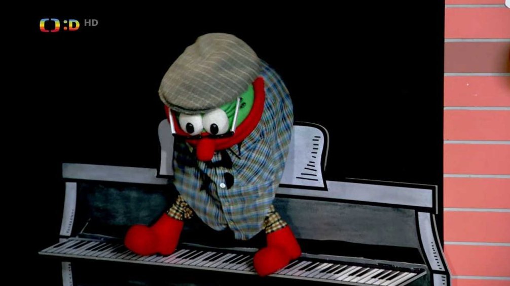 Tentokrát se zjistí, že topič netopí, tak Tomáš s Mufem zazpívá písničku Sedí topič u piána .