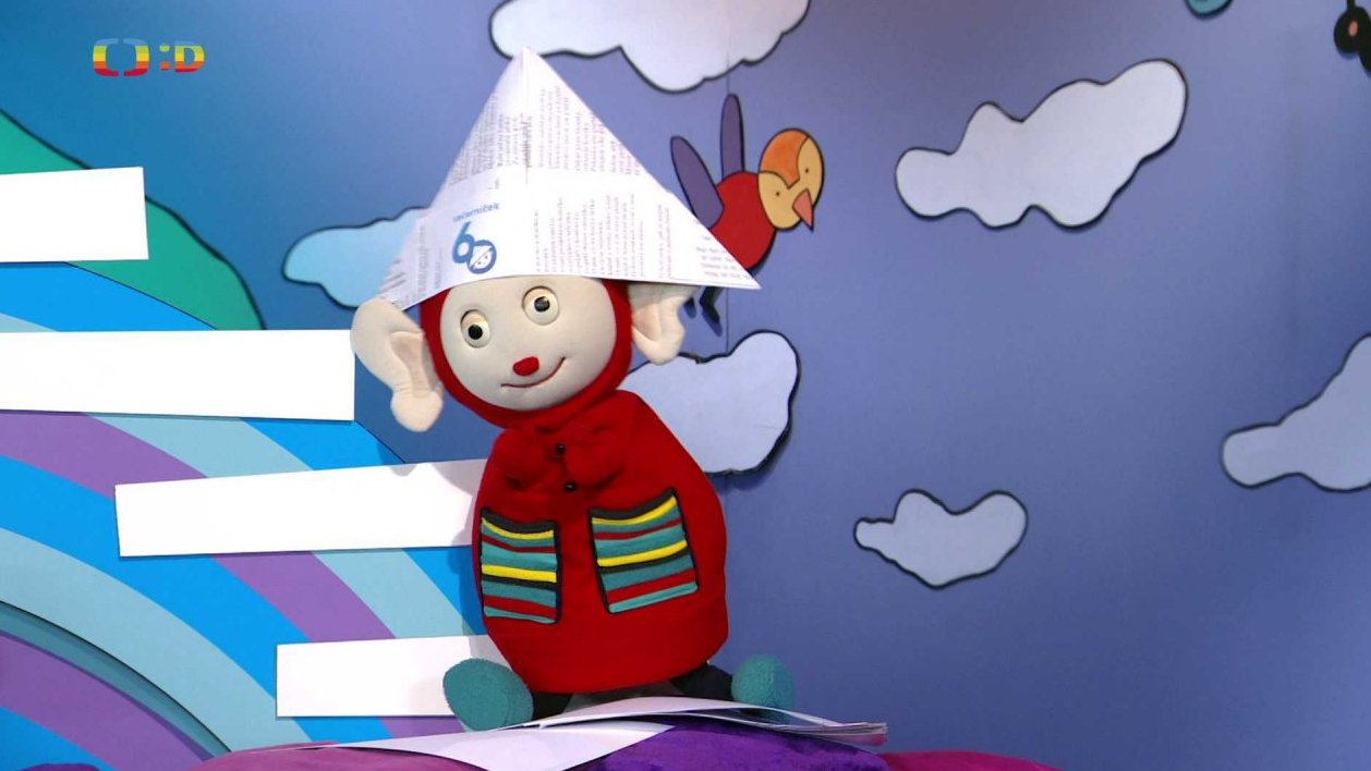 Filípek si hraje na Večerníčka, jde po schodech, skáče do auta a rozhazuje papíry…