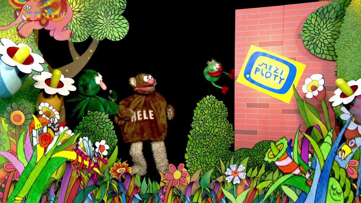 Loučení ve znamení pozvánky na festival Mezi ploty - zvou Muf, Jů a Hele a pak mávají.