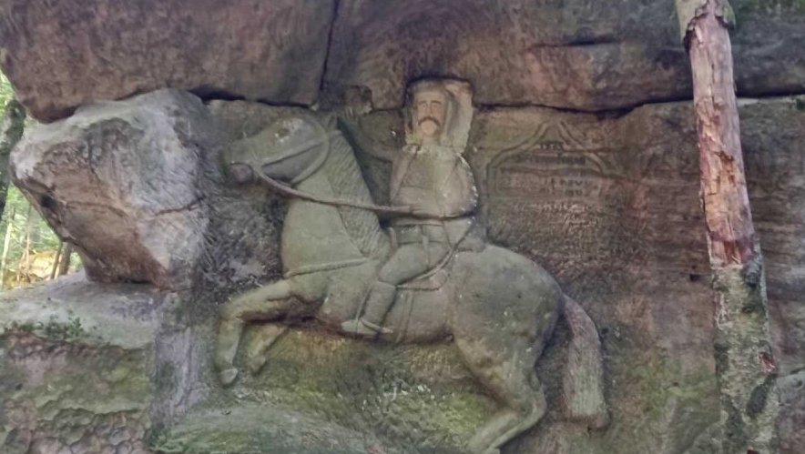 Na vlastní nohy: skalní reliéfy u Kopicova statku