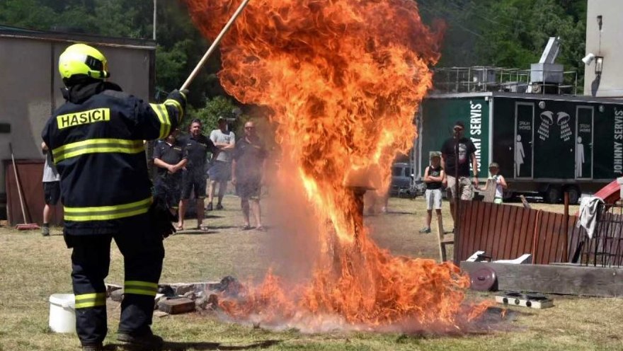 Hasiči dětem v obci Břasy