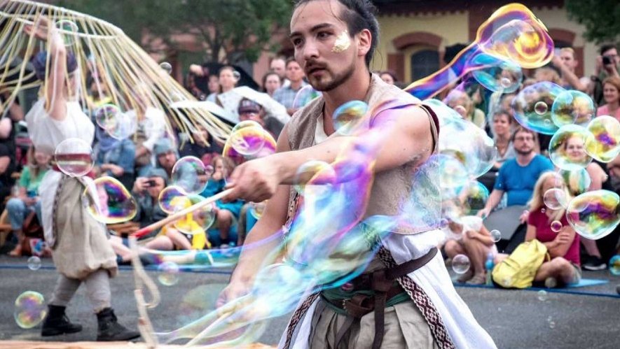 Pražský festival pouličního divadla Za dveřmi