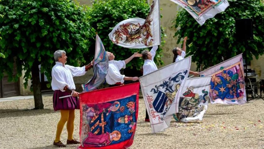 První mezinárodní praporečnický festival v Lysicích