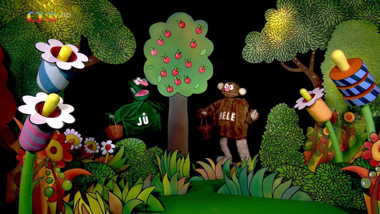 Jůheláci se vydali natrhat poslední jablíčka z letošní úrody.