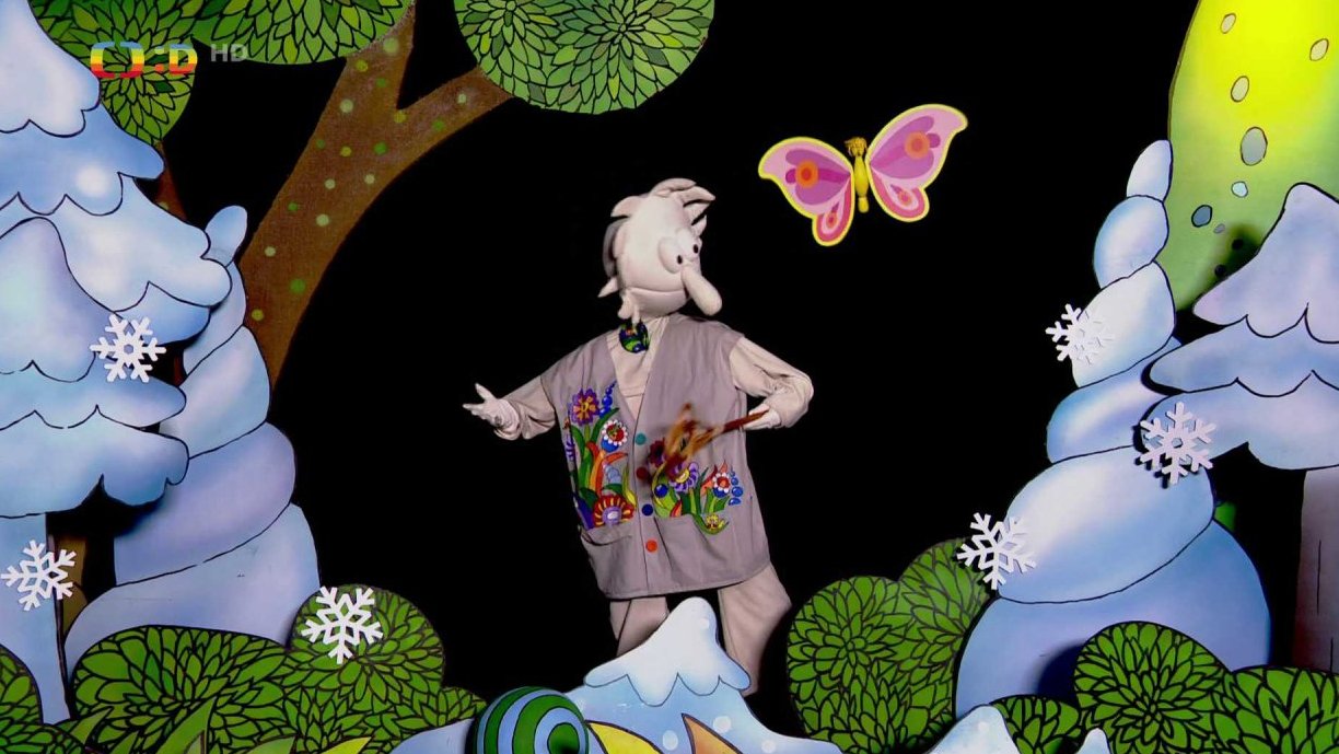 Pip se snaží vyprášit létající koberec po dědovi.