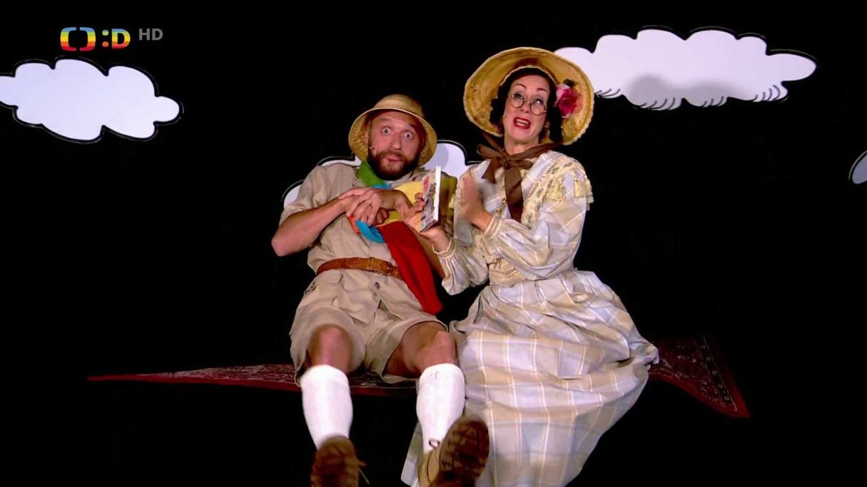 Pipeta s Polapilem letí nad Prahou na létajícím koberci a čtou knížku Aha, takhle voní Praha.