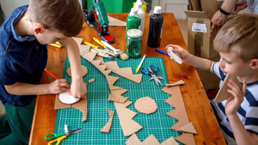 Děti tvoří světýlka v Národopisném muzeu