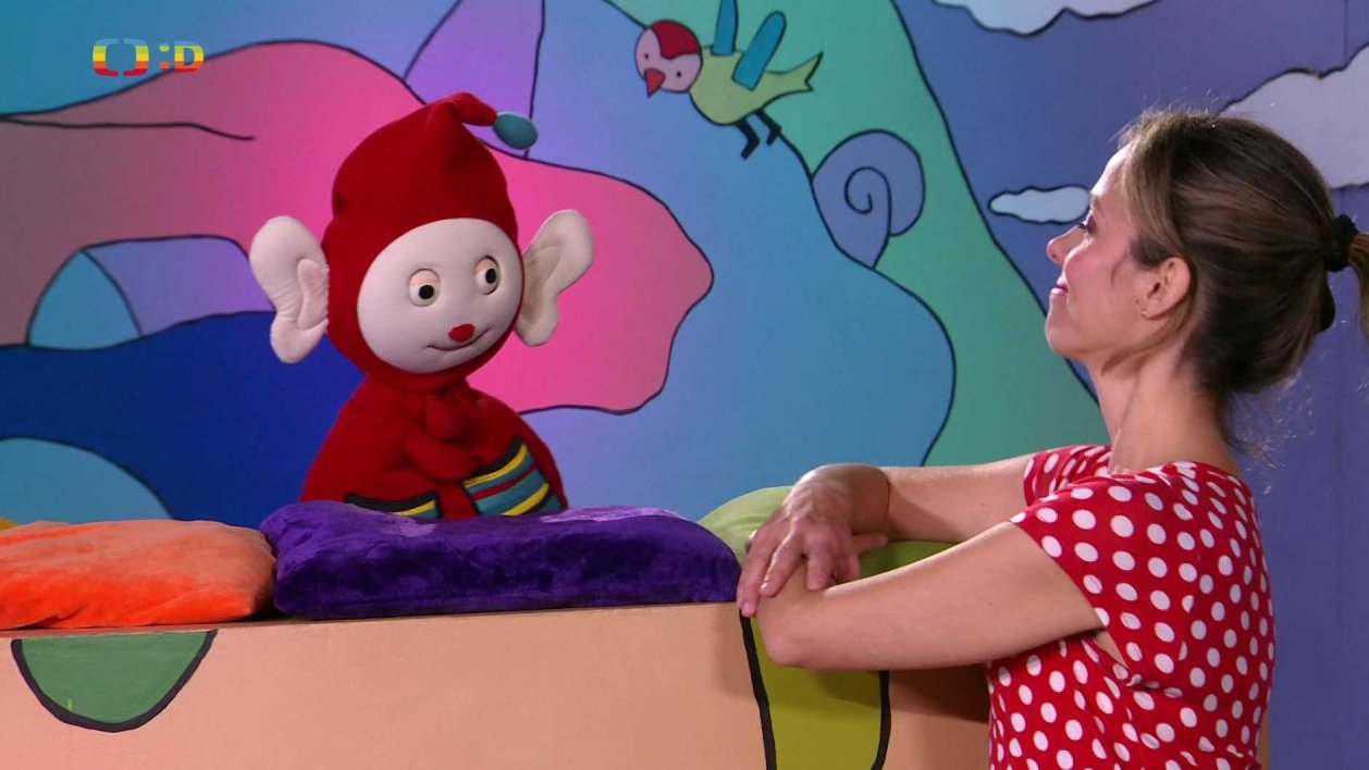 Filípek recituje a Lucka zpívá o dešti a po chvilce nudy” vymyslí, co budou dělat…