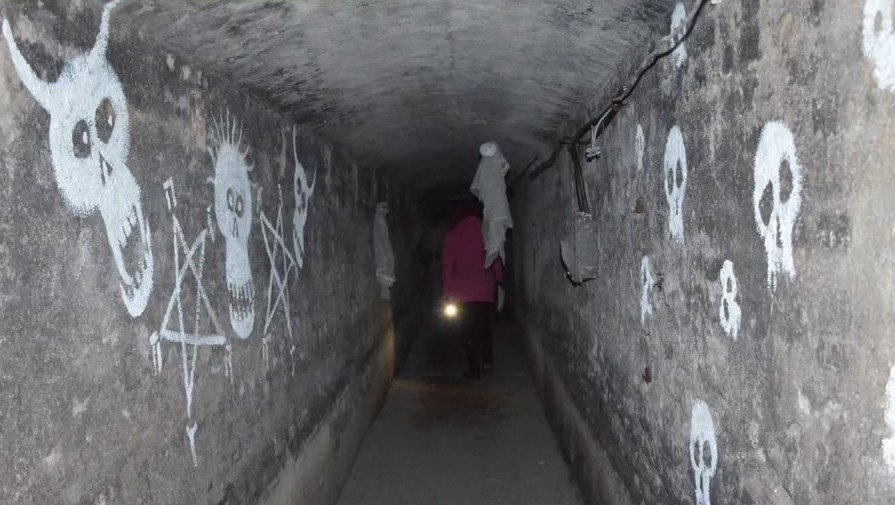 S lampou do podzemí