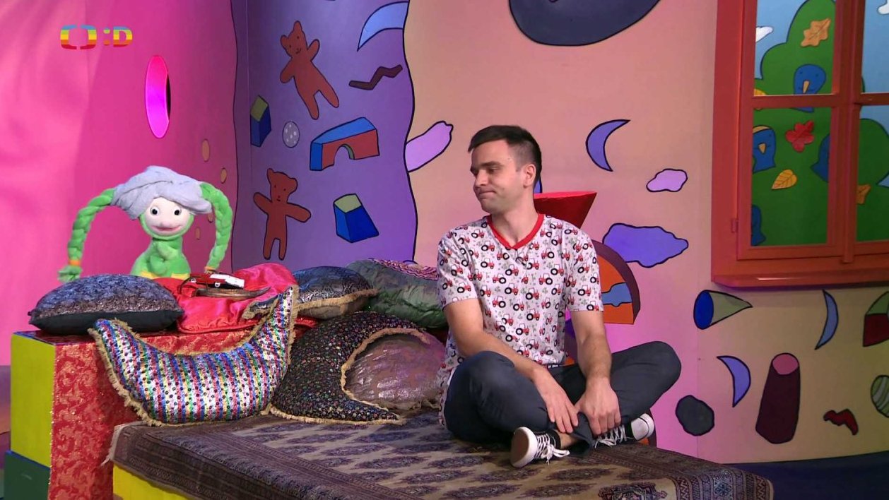 Fany na Matouše narafičila lampičku a hraje si na džinku Fanynku…