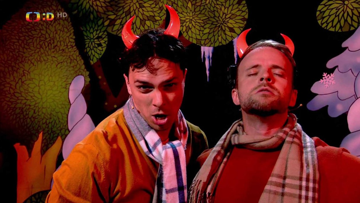 Filip a Tomáš zpívají písničku o čertech v kulichu.