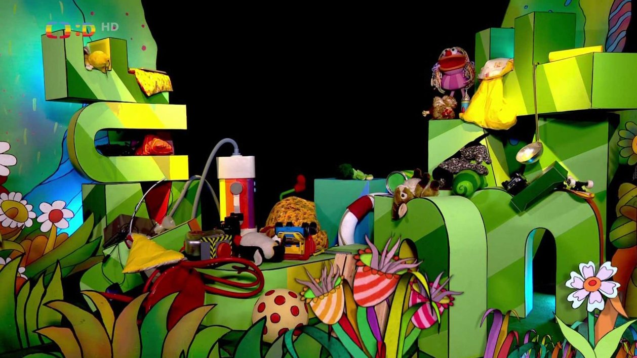 Jů, Hele a Fámula přišli vzbudit Mufa a pomoci mu s úklidem, který si vzal Muf jako novoroční předsevzetí.