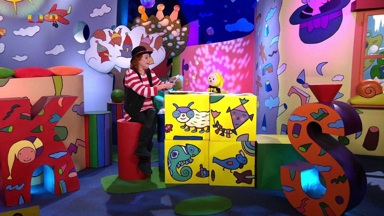 Majda si dává jako předkrm papírové sněhové vločky a zpívá si k nim písničku VLOČKY.