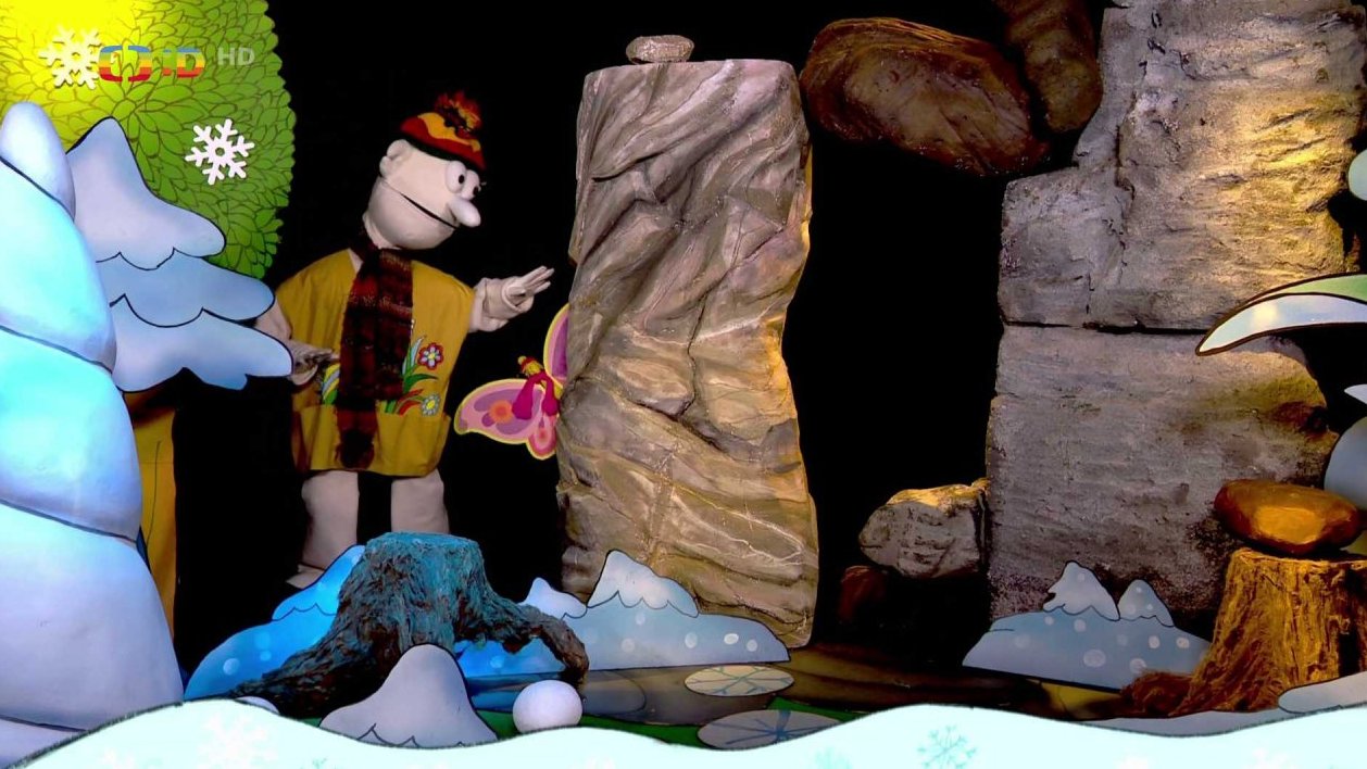 Pip s Otylkou stojí před jeskyní starého medvěda Bručouna a zpívají mu ukolébavku, aby se nevzbudil.