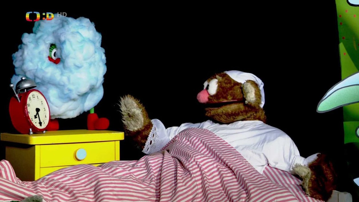 Helemu se zdál sen a pak se rozplynul, Muf toho využije a v převleku za sen chce získat ze spíže čokoládové sušenky.