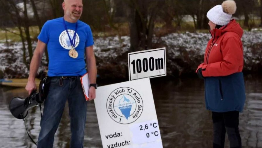 Závod zimních plavců na Jizeře