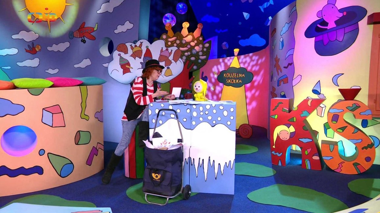 Majda s Františkem si prohlížejí hromadu dopisů a připomínají adresu Kouzelné školky…