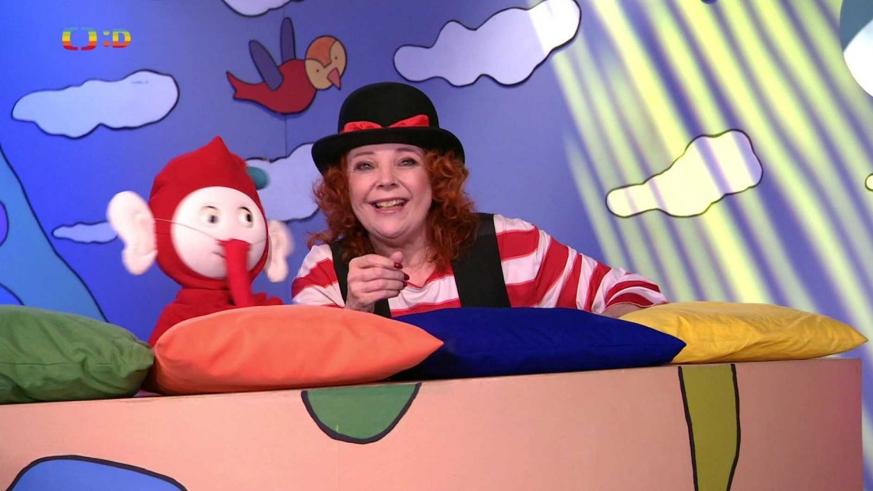 Filípek má na nose punčochu, protože si hraje na trpasličího slona…