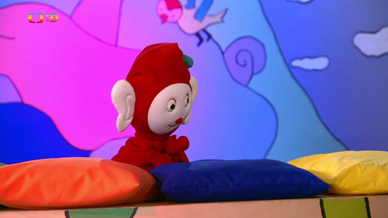 Ve školce je klavírní stolička a Majda hraje na neviditelný klavír…