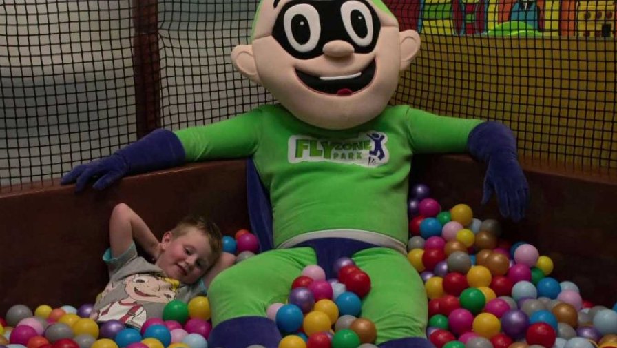 Den žen v zábavním centru Fly Zone Park