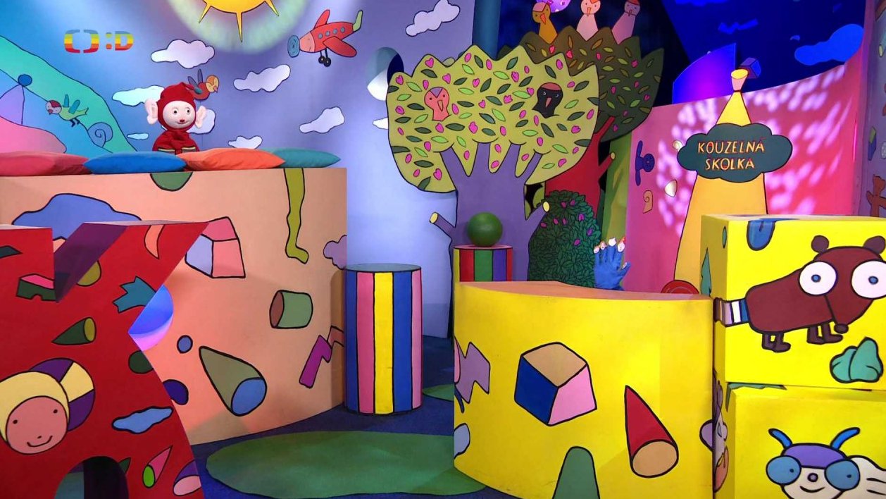 Lucka hraje s prstovou rukavicí hru na naučení jmen všech prstů na ruce…