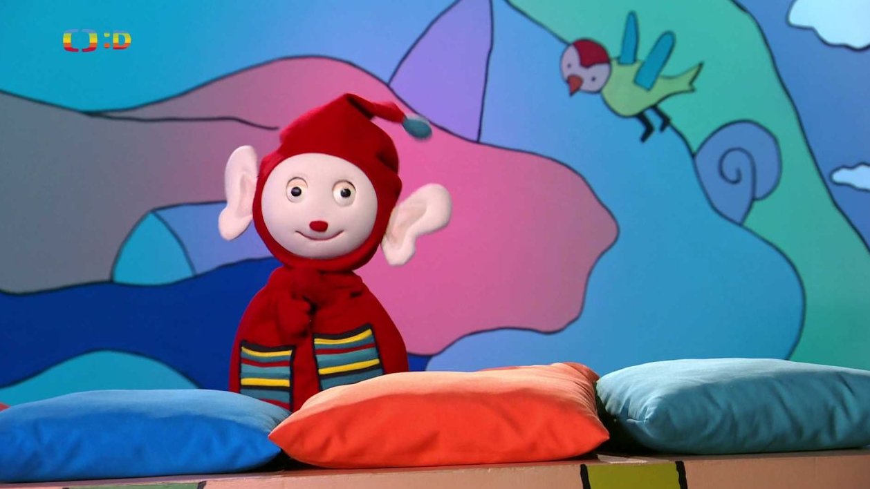 Lucka vítá jaro a aby Filípka přesvědčila, že vše kvete, dělá hokus-pokus” s papírovými květy…