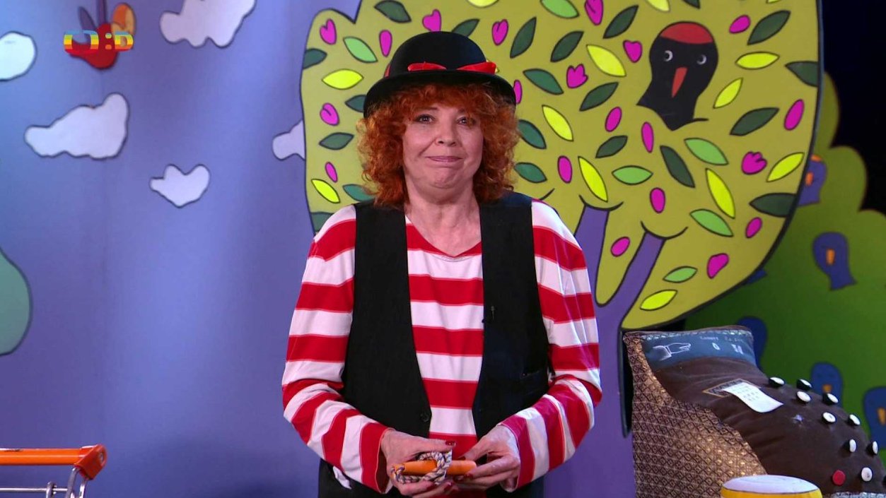 Majda s Františkem si hrají na obchod. František je prodavač a prodává zajímavé” zboží…