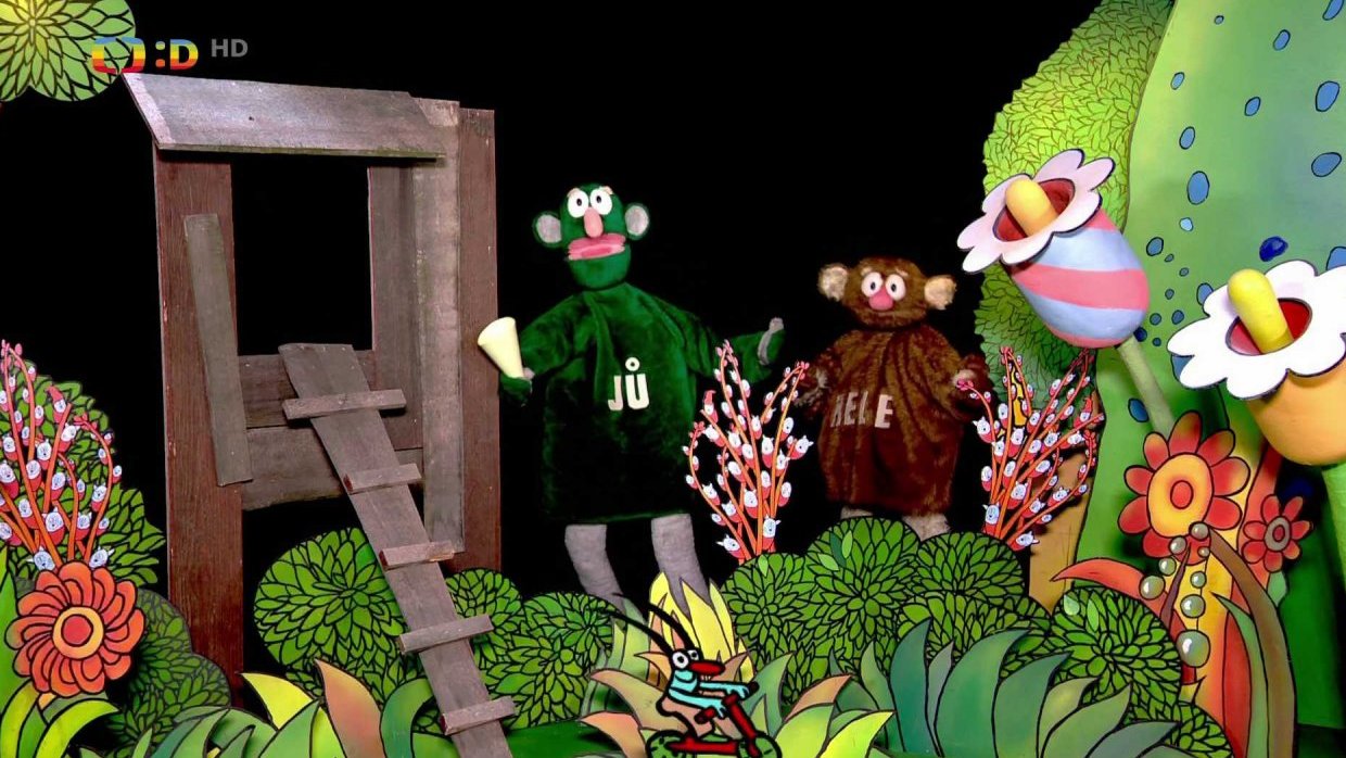 Jů a Hele chtějí nakrmit slepičku a dostat vajíčko, ale ukáže se, že je to sameček Muf ala papoušek Kakadu, který vajíčka nesnáší.