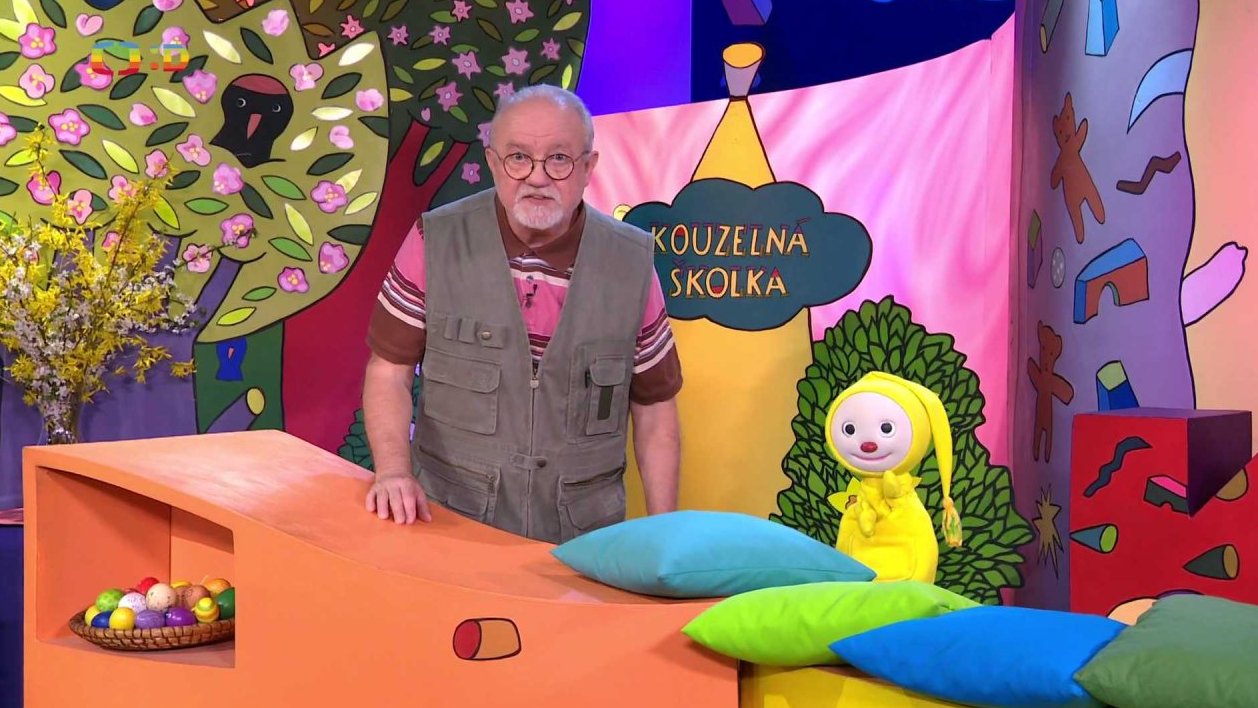 Děda přichází s vajíčkovou pomazánkou a hraje s Františkem vajíčkový závod”…