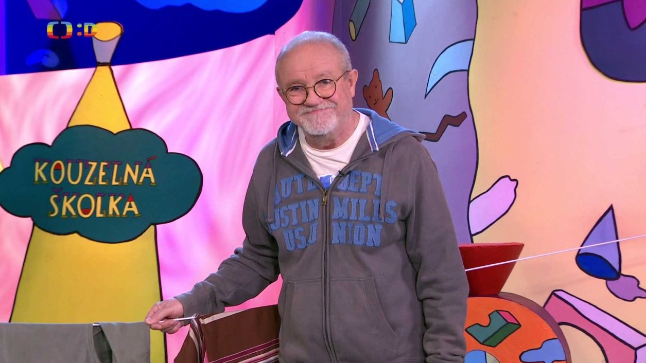 Děda suší své prádlo. Byl podle tradice polit kýblem vody za pozdní velikonoční koledu…