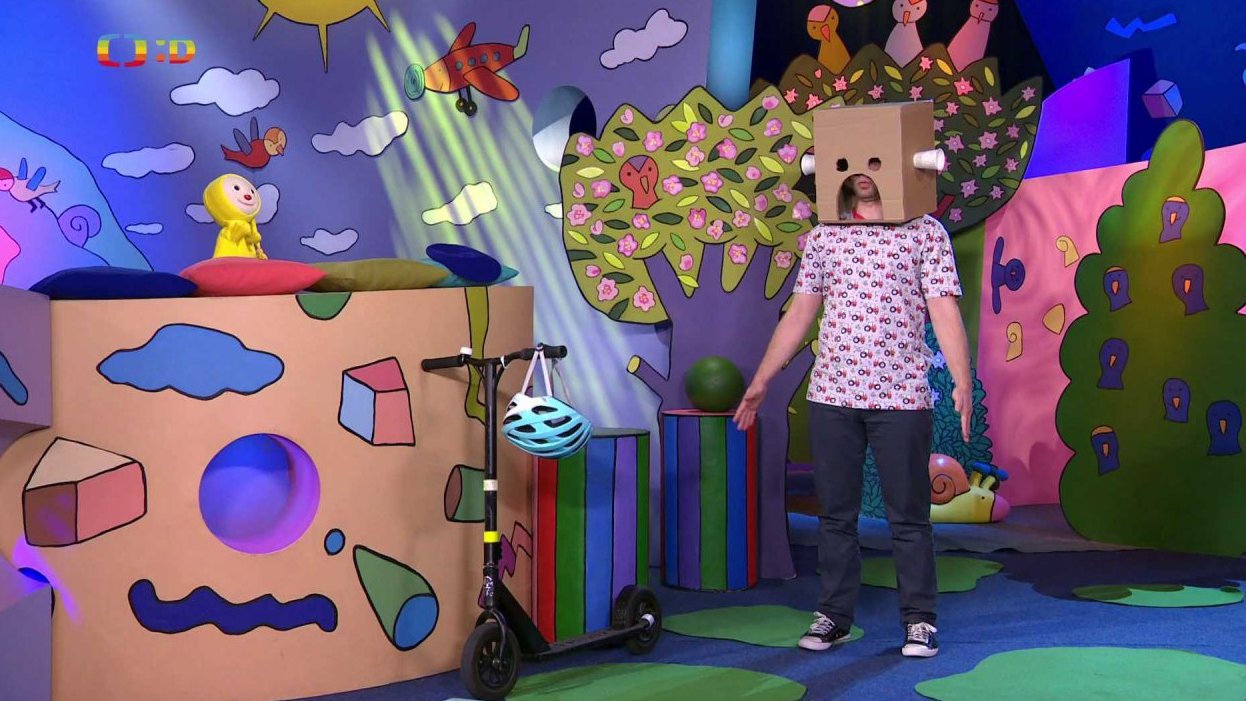 Přichází Matouš jako robot na svačiny a František si vybírá, jakou by si dal…