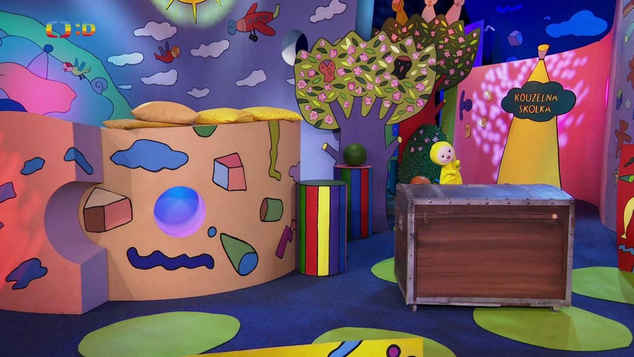 František se schová do truhly poblíž a ta se za ním zaklapne. Naštěstí v ní Majda něco hledá…