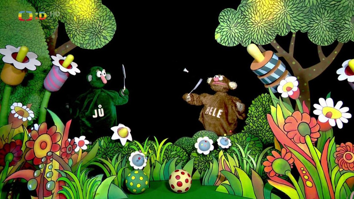 Jůheláci hrají badminton a Muf jim čmajzne košíček.