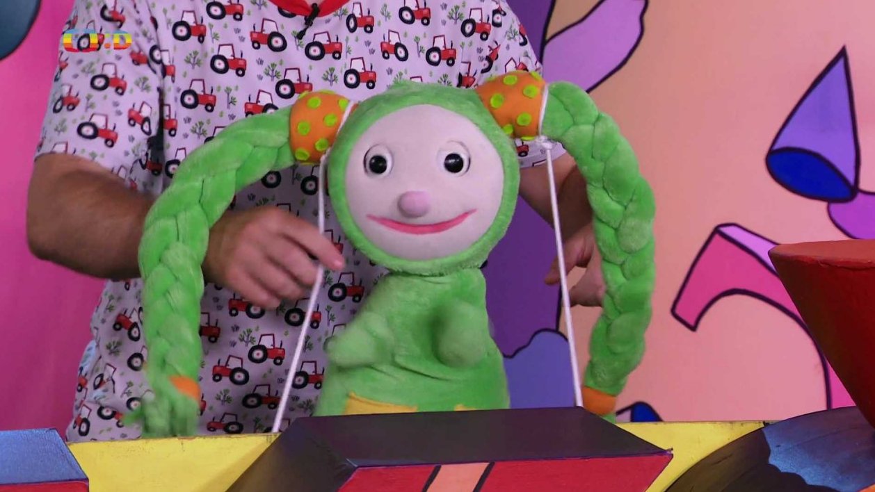 Fany se snaží hrát na hudební nástroje, ale ani na jeden jí to nejde. Matouš ji naučí hrát na své copany…