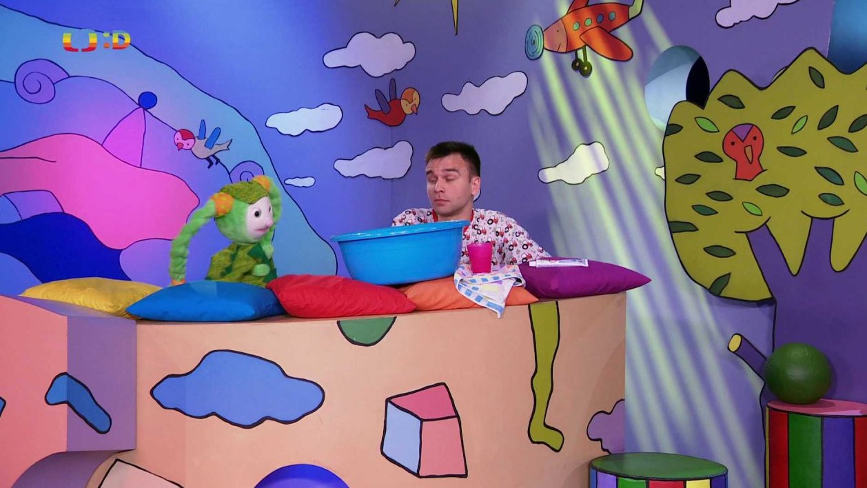 Fany si nechce čistit zuby a tak si hraje na dinosaura, který si je určitě čistit nemusel…