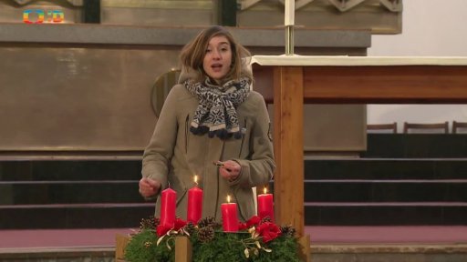 Marta připaluje adventní svíčku a uvádí vousatou pecku