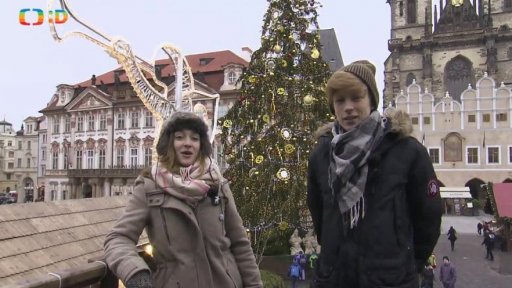 Marta a Adam u vánočního stromu na Staroměstském náměstí