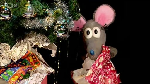 Tryskáček a Tryskýýý koukají, jestli pod vánočním stromečkem ve Studiu Kamarád nezbyl ještě nějaký ten dárek.