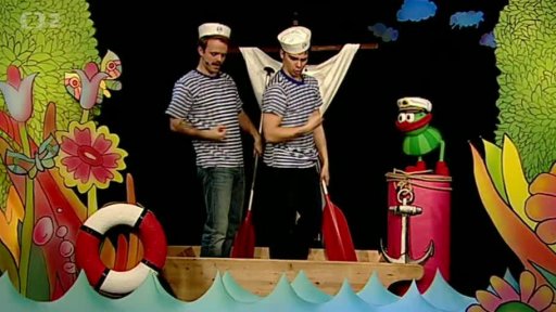 Muf a jeho mufikanští námořníci Filip a Tomáš zpívají lodnickou písničku.