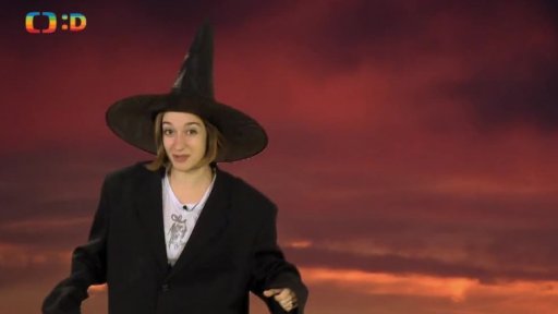 Marta v čarodějnickém oblečku skáče přes oheň