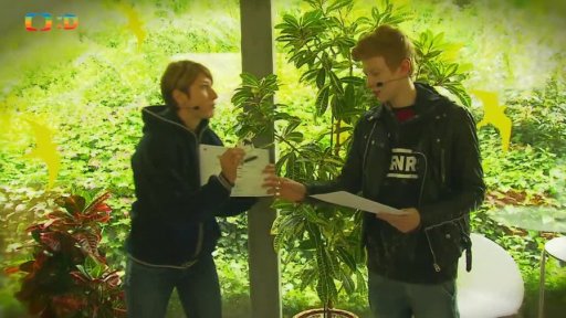 Adam dostává dárkový certifikát od mluvčí Zoo Praha