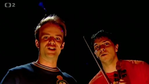 Mufikanti Filip a Tomáš zpívají v Mufeu píseň Strašidlácká.