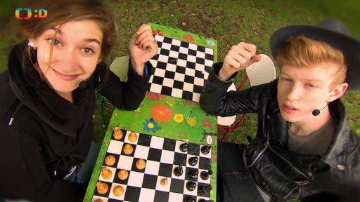 Marta s Adamem hrají šachy
