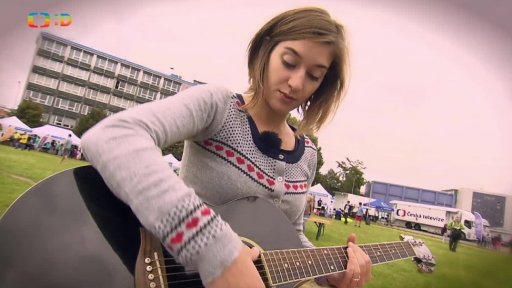 Marta Dancingerová společně s Decibelkou řeší, jak naladit kytaru