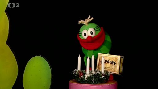 Muf se opět pokouší o zapálení svíčky na adventním věnci, ale je to marné.