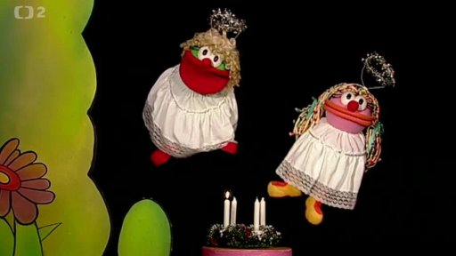 Muf a Fámula se loučí a společně zapálí svíčku na adventním věnci Studia Kamarád.