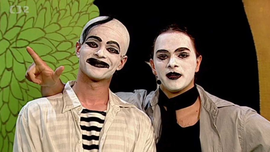 Mufikanti: Muf se diví kluci jsou maskovaní jako Voskovec a Werich z Osvobozeného divadla, píseň Ezop a brabenec .