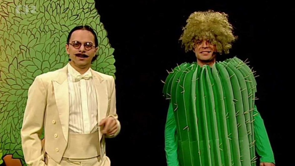 Mufikanti – Filip jako elegán,Tomáš a Muf v roli kaktusů, zpívají píseň Chlupatý kaktus .